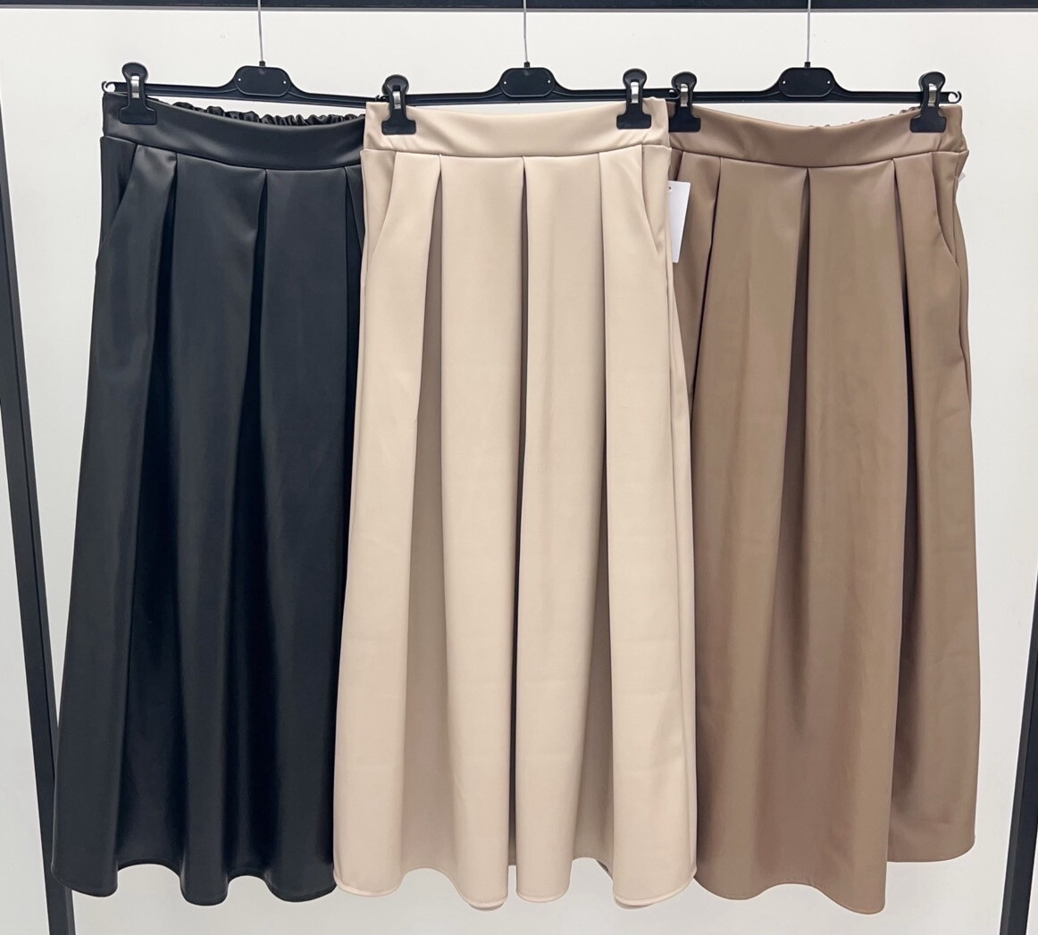 Wholesaler FOLIE LOOK - Large size plain faux leather long skirt, thick and pleated