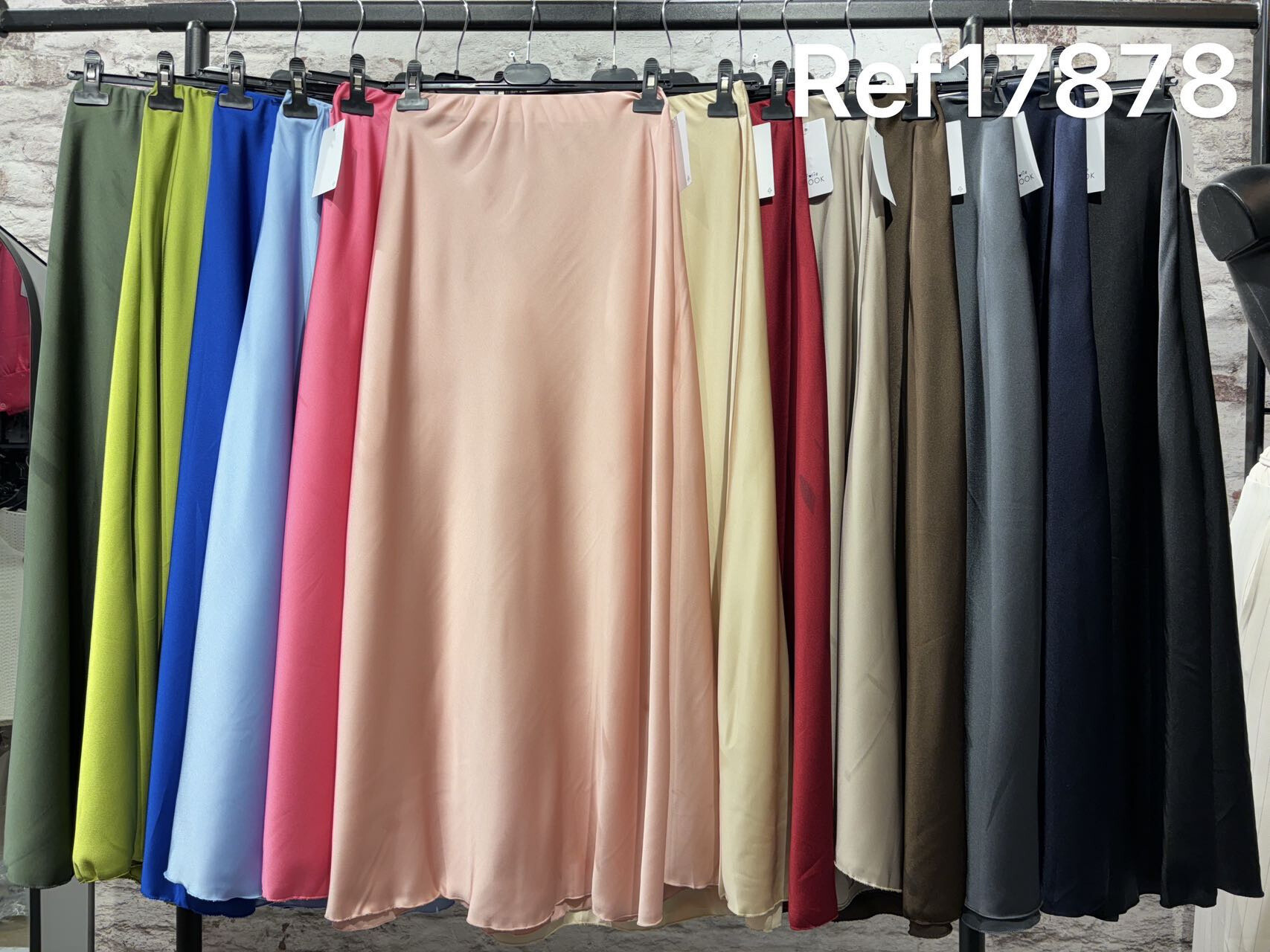 Wholesaler FOLIE LOOK - Long satin skirt