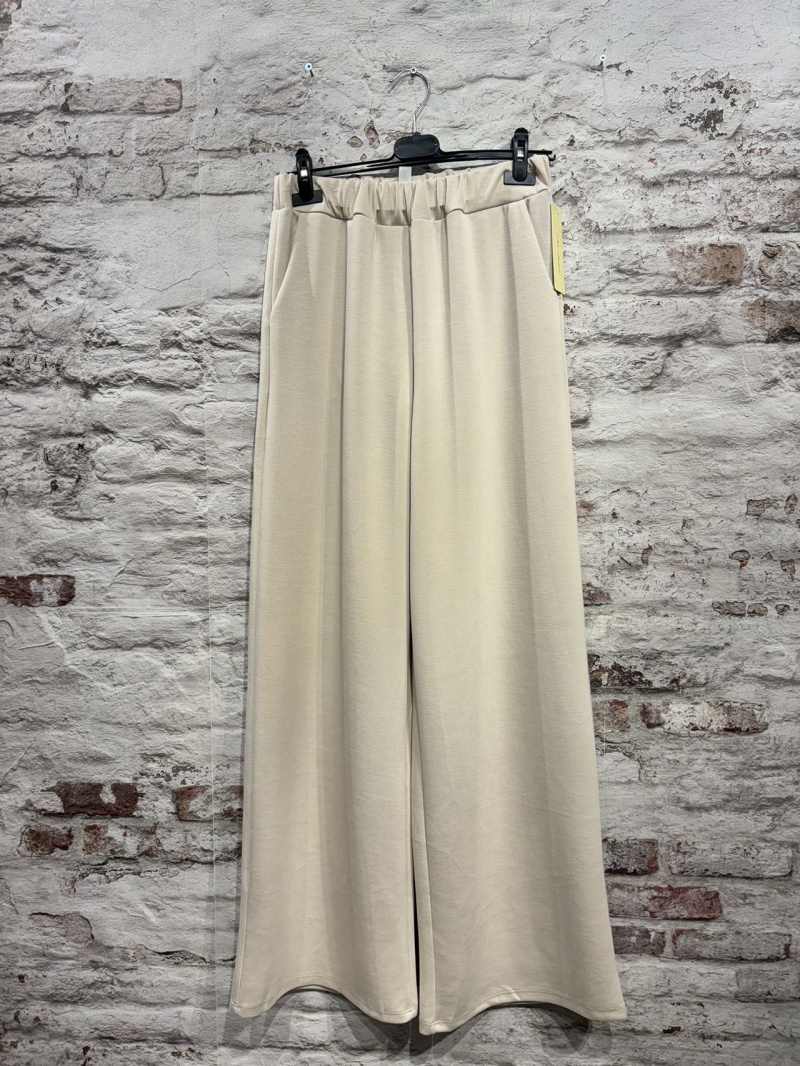 Wholesaler FOLIE LOOK - Chic and plain basic pants with two front pockets