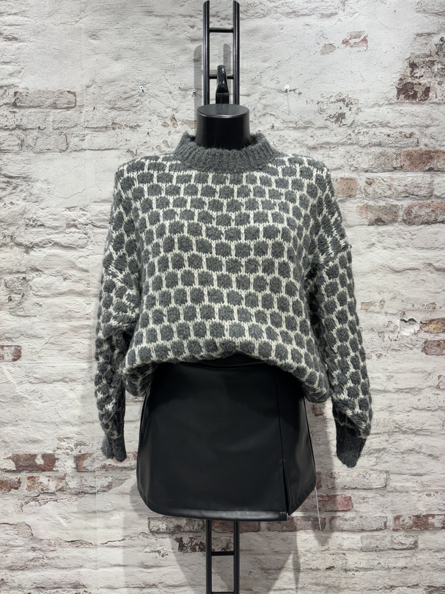 Wholesaler FOLIE LOOK - Long-sleeved round-neck sweater with circular patterns (mohair)