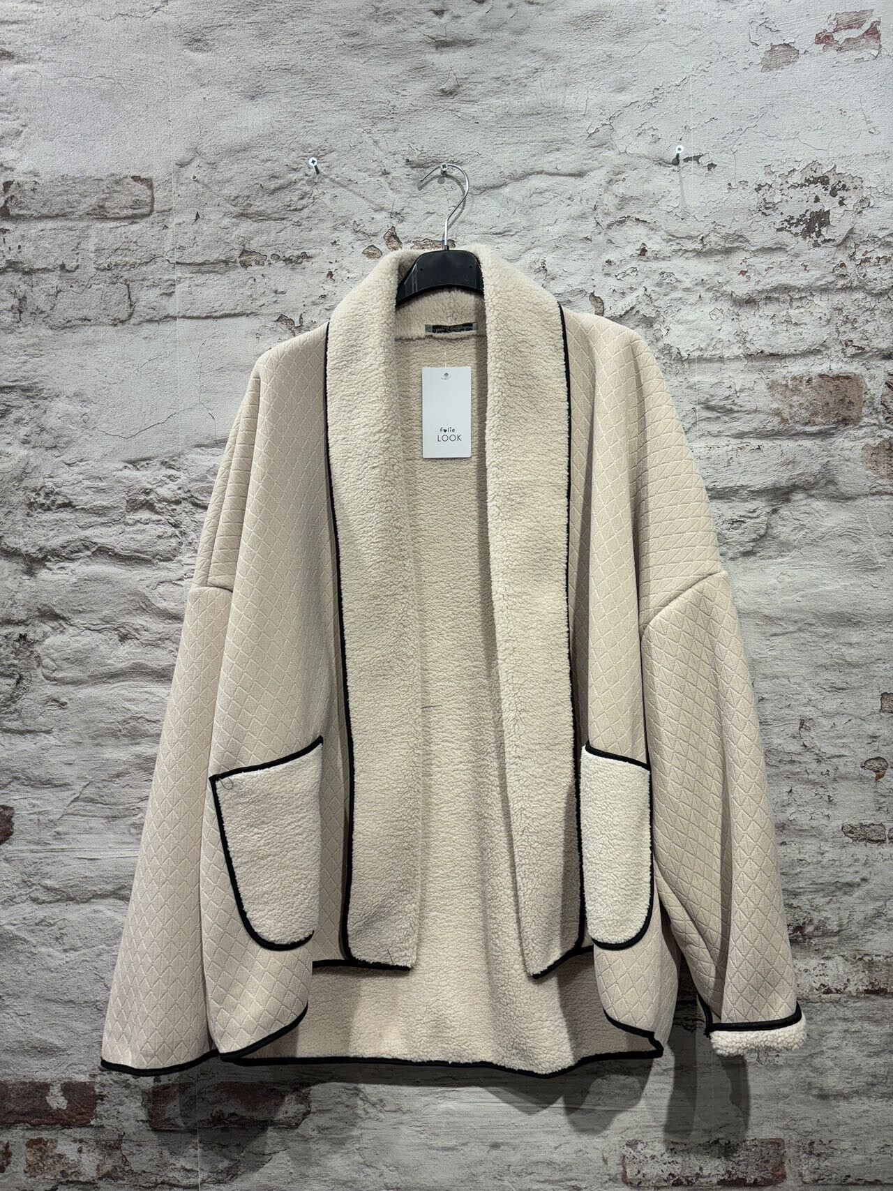 Wholesaler FOLIE LOOK - Comfortable lined jacket with two front pockets