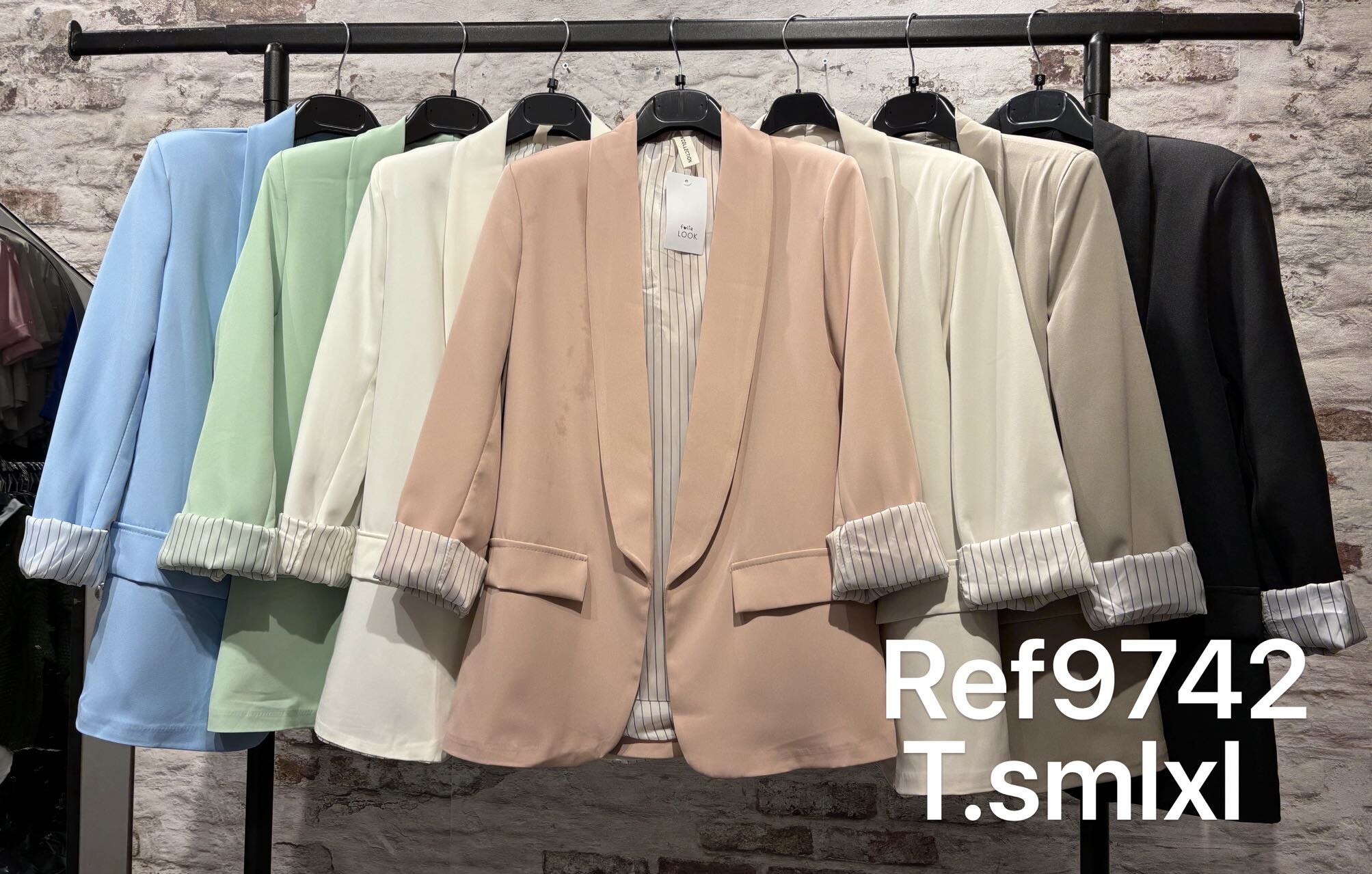 Grossiste FOLIE LOOK - Blazer à rayures avec manches longues retroussées