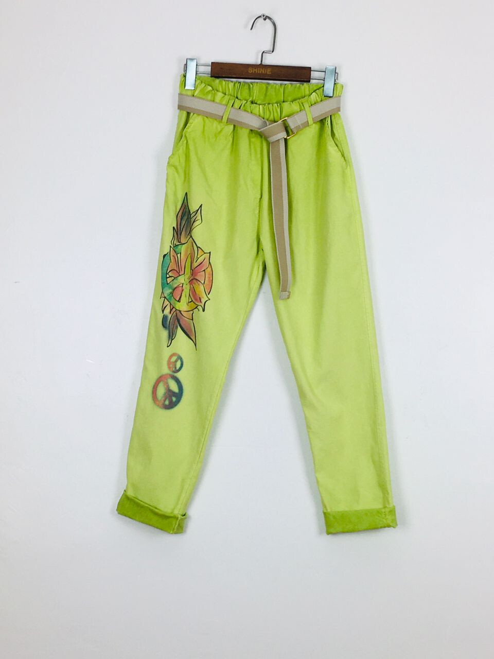 Grossista For Her Paris Grande Taille - Pantaloni di cotone Une circondati dal modello multicolore e dalla pace e dall'amore