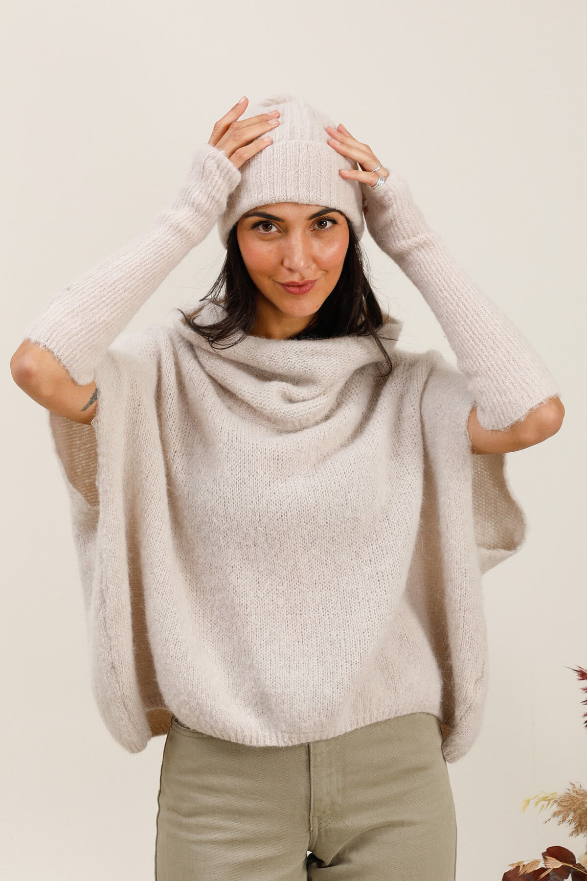 Wholesaler For Her Paris - Solid color turtleneck poncho sweater in sleeveless baby alpaca, non-itchy