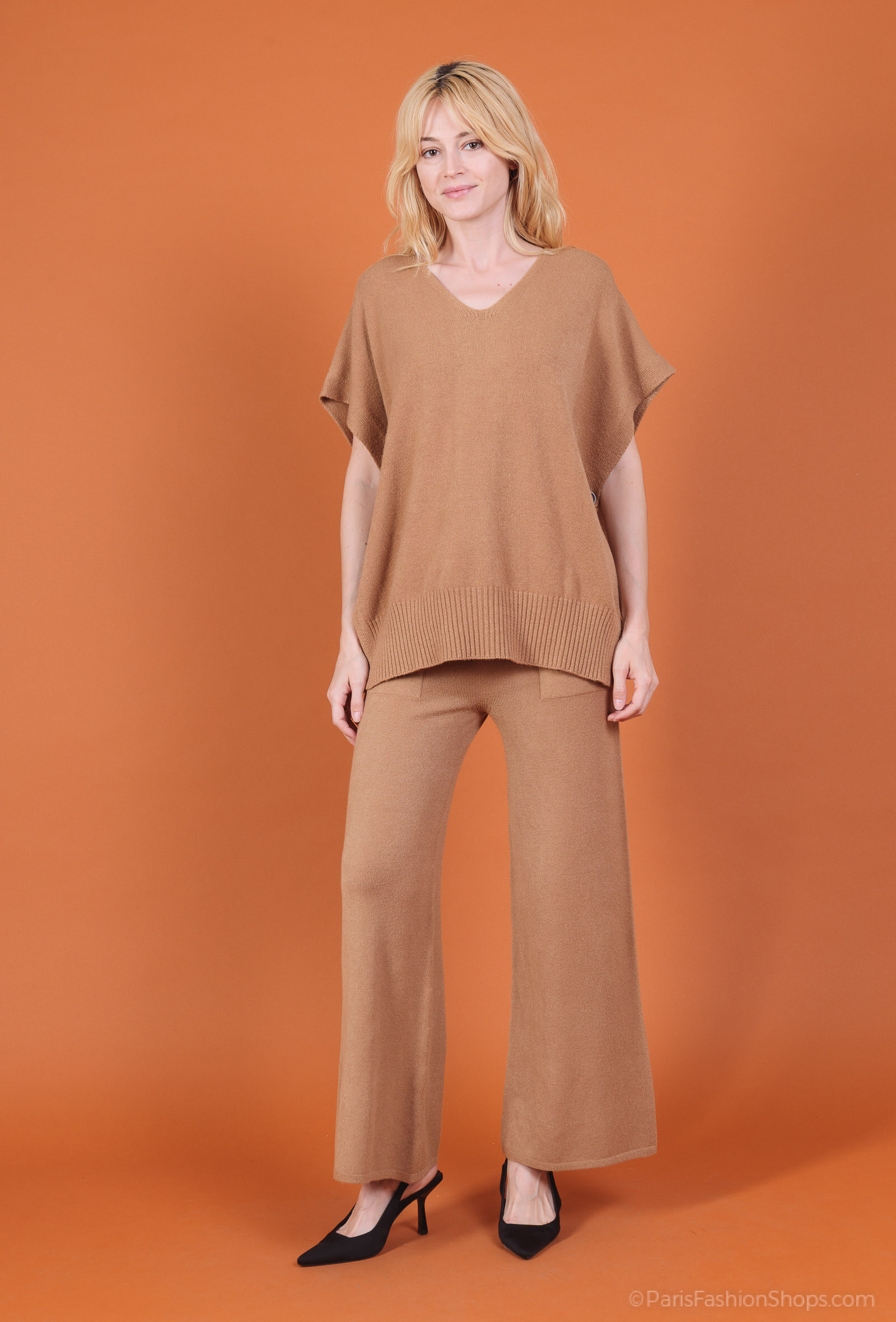 Wholesaler For Her Paris - Oversized sleeveless V-neck poncho sweater in solid color with cashmere touch
