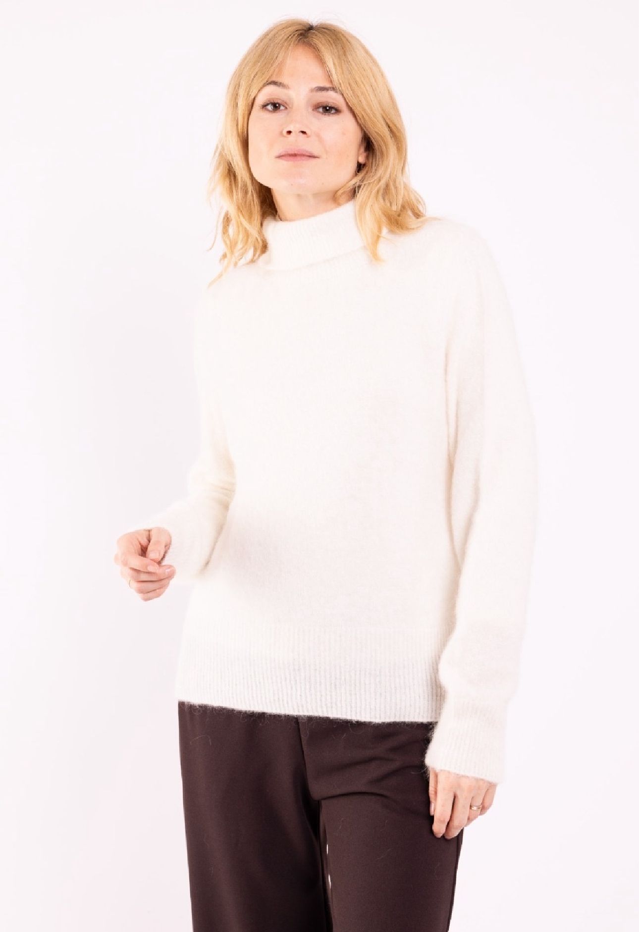 Großhändler For Her Paris - Zeitloser Premium-Rollkragenpullover mit langen Ärmeln aus Kidmohair und Merinowolle Großhändler For Her Paris - Zeitloser Premium-Rollkragenpullover mit langen Ärmeln aus Kidmohair und Merinowolle