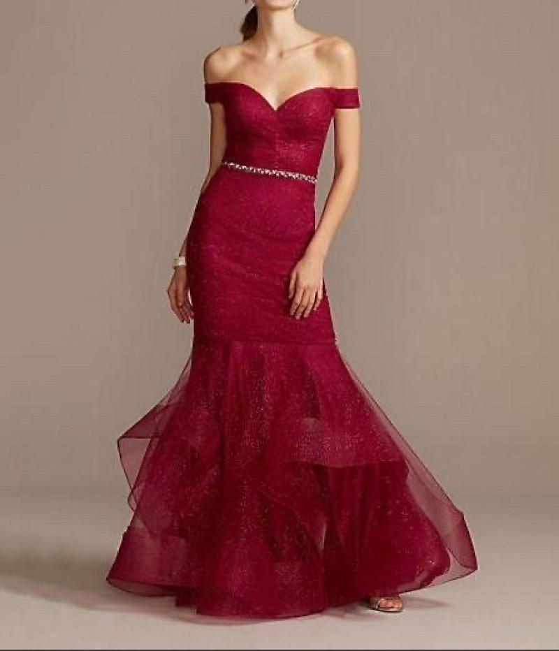 Elegant evening dress, 100% polyester, ideal for winter. Made in China, Autumn/Winter 2023/2024 collection.