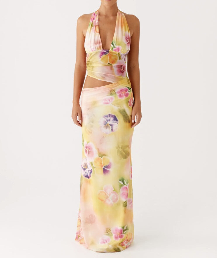 Elegant autumn/winter dress, 95% polyester, 5% elastane, perfect for cool evenings, made in China.