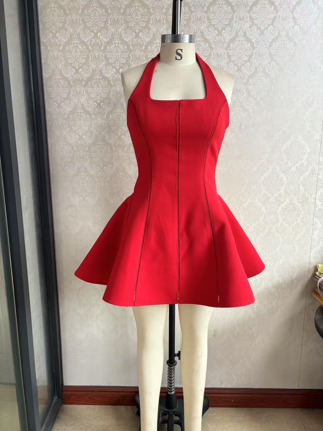 Elegant autumn/winter dress for women, made of polyester spandex, soft and comfortable, manufactured in China.