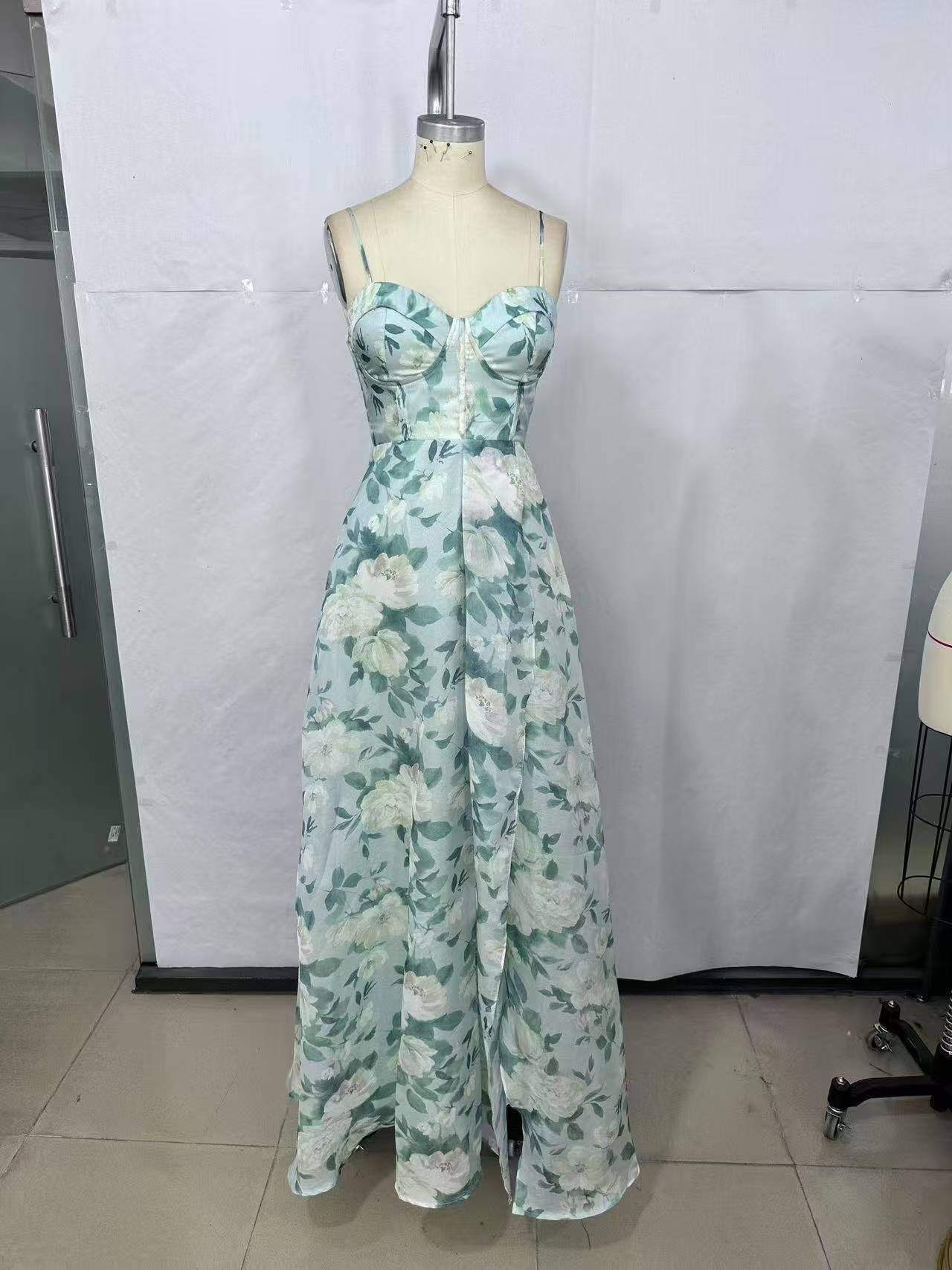 Elegant autumn/winter dress for women, 100% polyester, made in China, ideal for cool evenings.