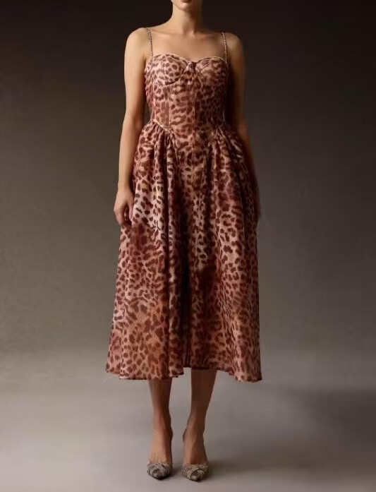 Elegant women's polyester dress, perfect for autumn/winter, made in China. Comfort and seasonal style guaranteed.