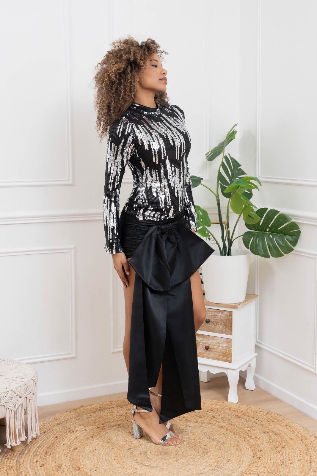 Robe élégante en polyester stretch, idéale pour vos soirées d'automne. Confectionnée en Chine pour la collection Automne/Hiver 2025/2026.