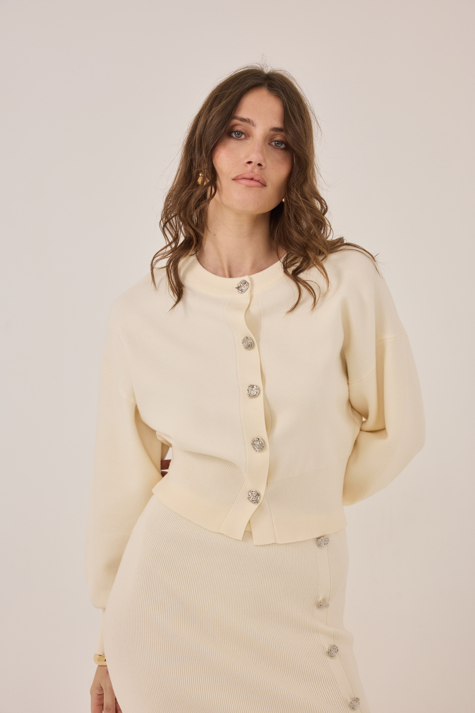Grossiste Frime Paris - Gilet col rond en maille avec boutons bijoux