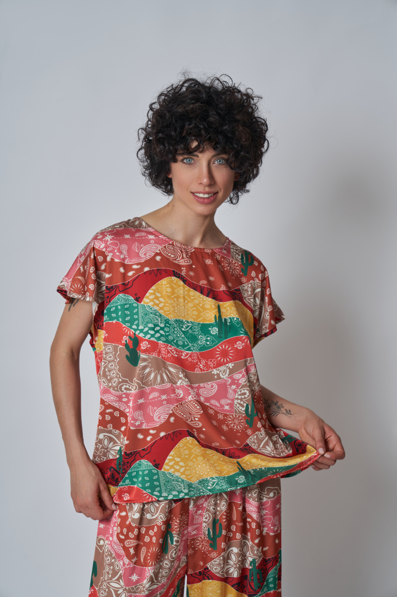 Grossista Garçonne - Blusa in raso a fantasia con scollo rotondo