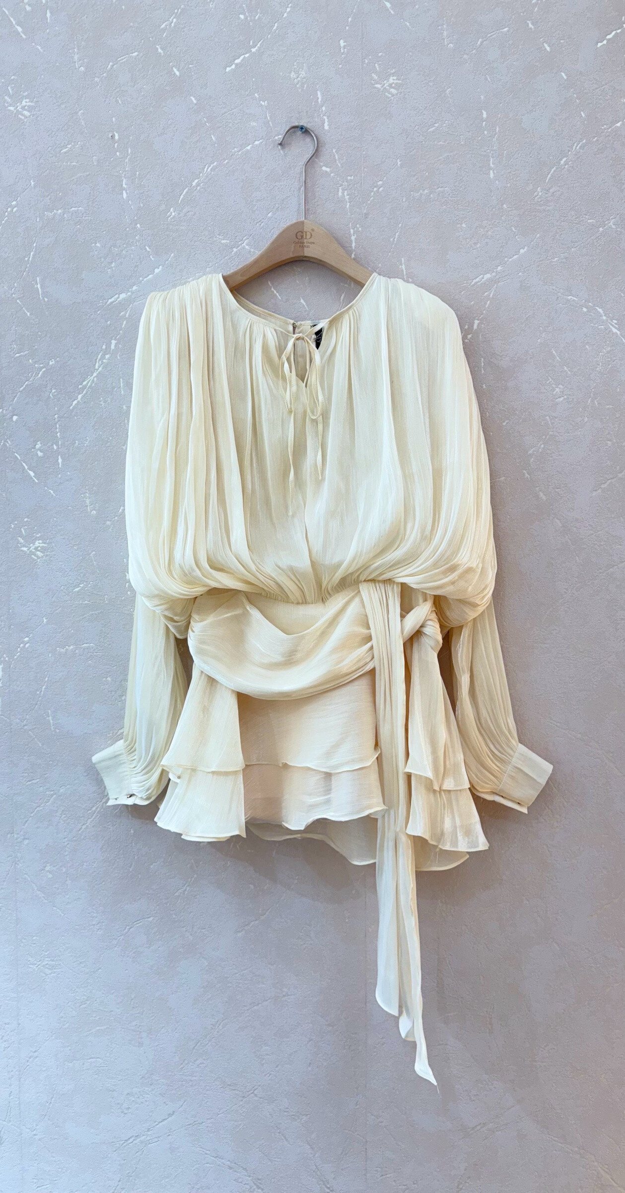 Mayorista GD Golden Days - Vestido plisado fluido con mangas largas y dolores para atar la cintura.
