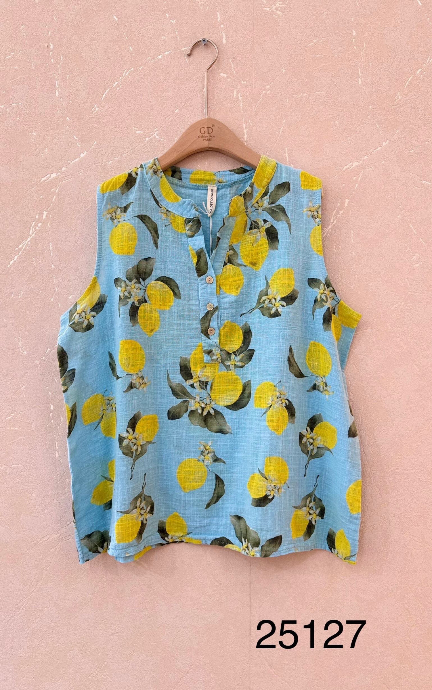 Grossiste GD Golden Days - Blouse sans manches imprimé citron sur fond bleu.