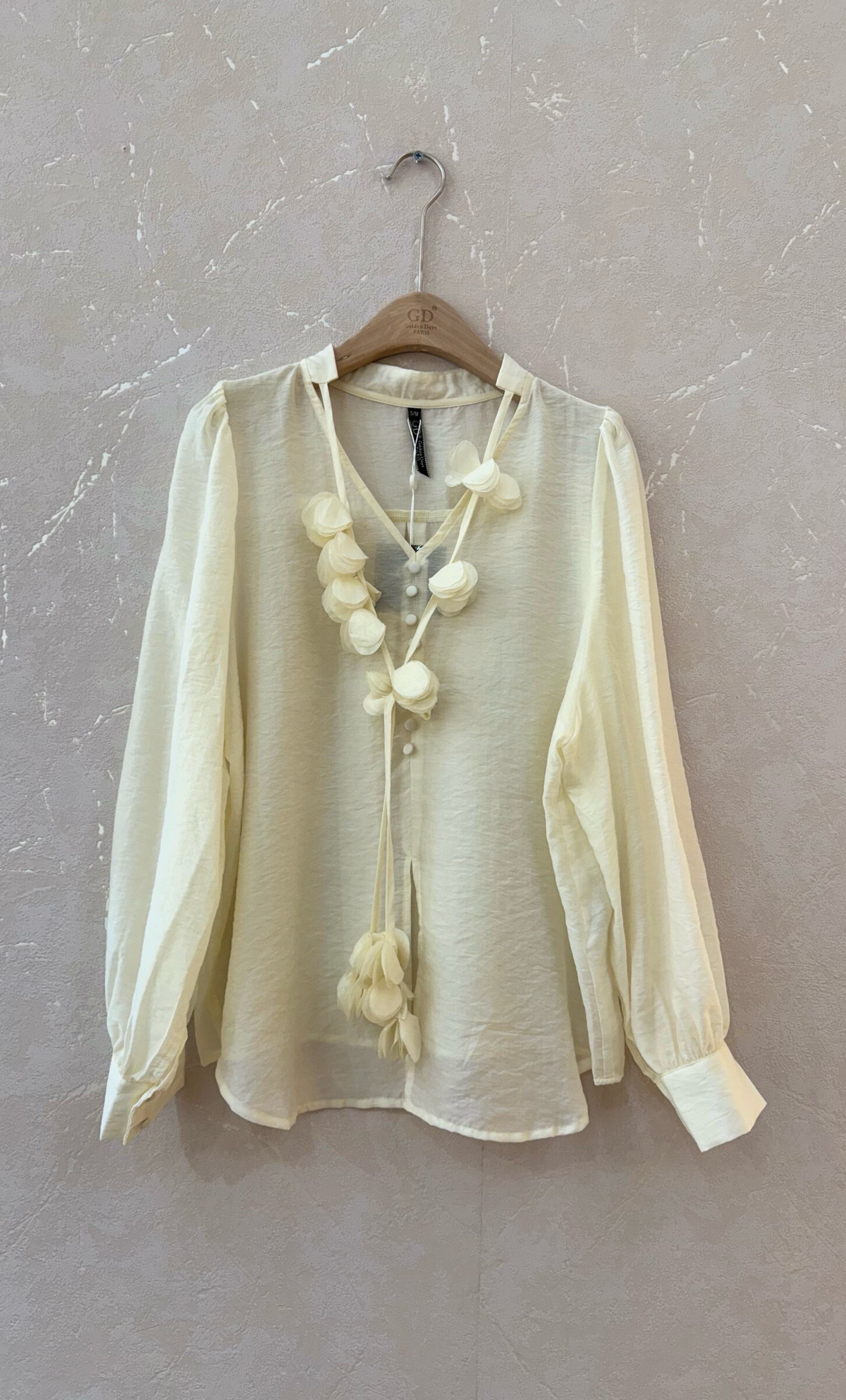 Mayorista GD Golden Days - Blusa fluida en tela en relieve con enlaces decorativos y mangas hinchadas.
