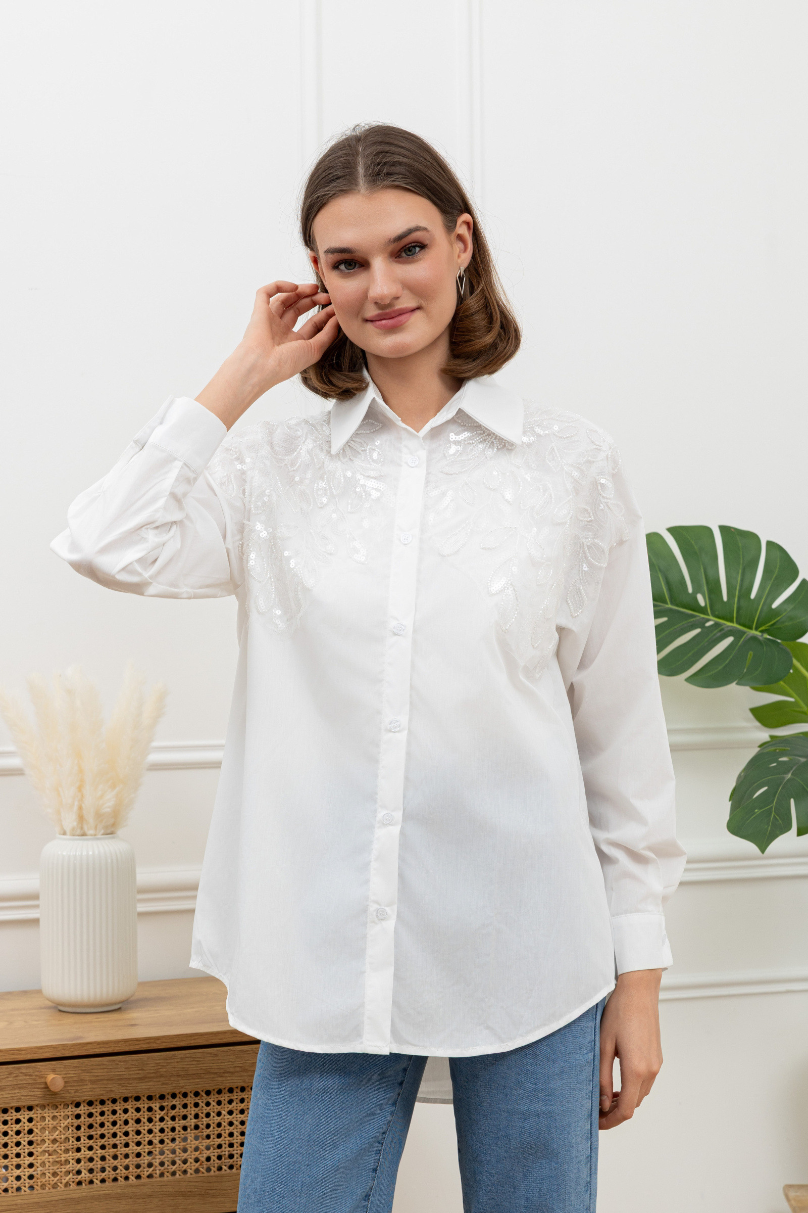 Wholesaler Goldendays - Embroidered shirt with sequins and pearls