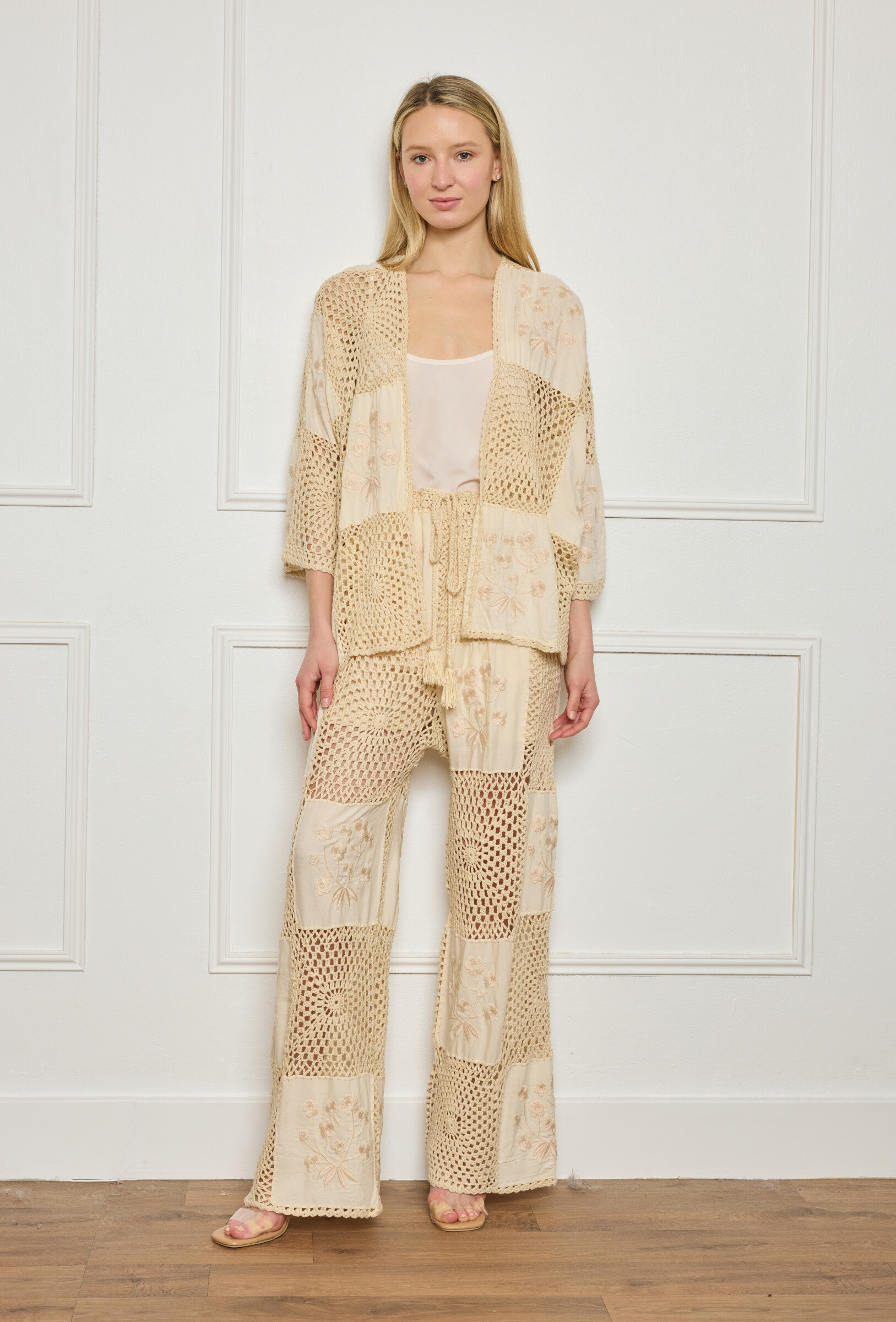 Grossiste GD Golden Days - Ensemble deux pièces en patchwork de crochet et broderies florales ton sur ton.
