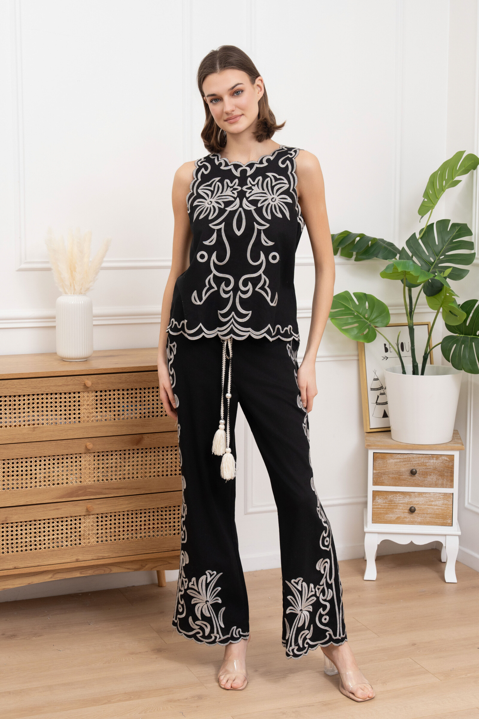 Grossiste GD Golden Days - Top noir sans manches brodé à motifs floraux et finitions festonnées.