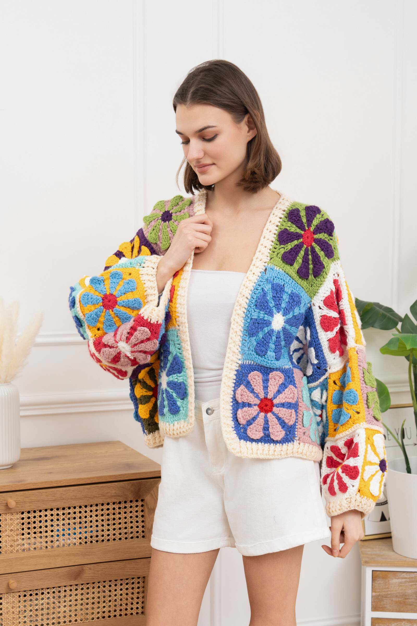 Grossiste GD Golden Days - Gilet en crochet multicolore à motif floral, coupe ample et finition bord-côtes
