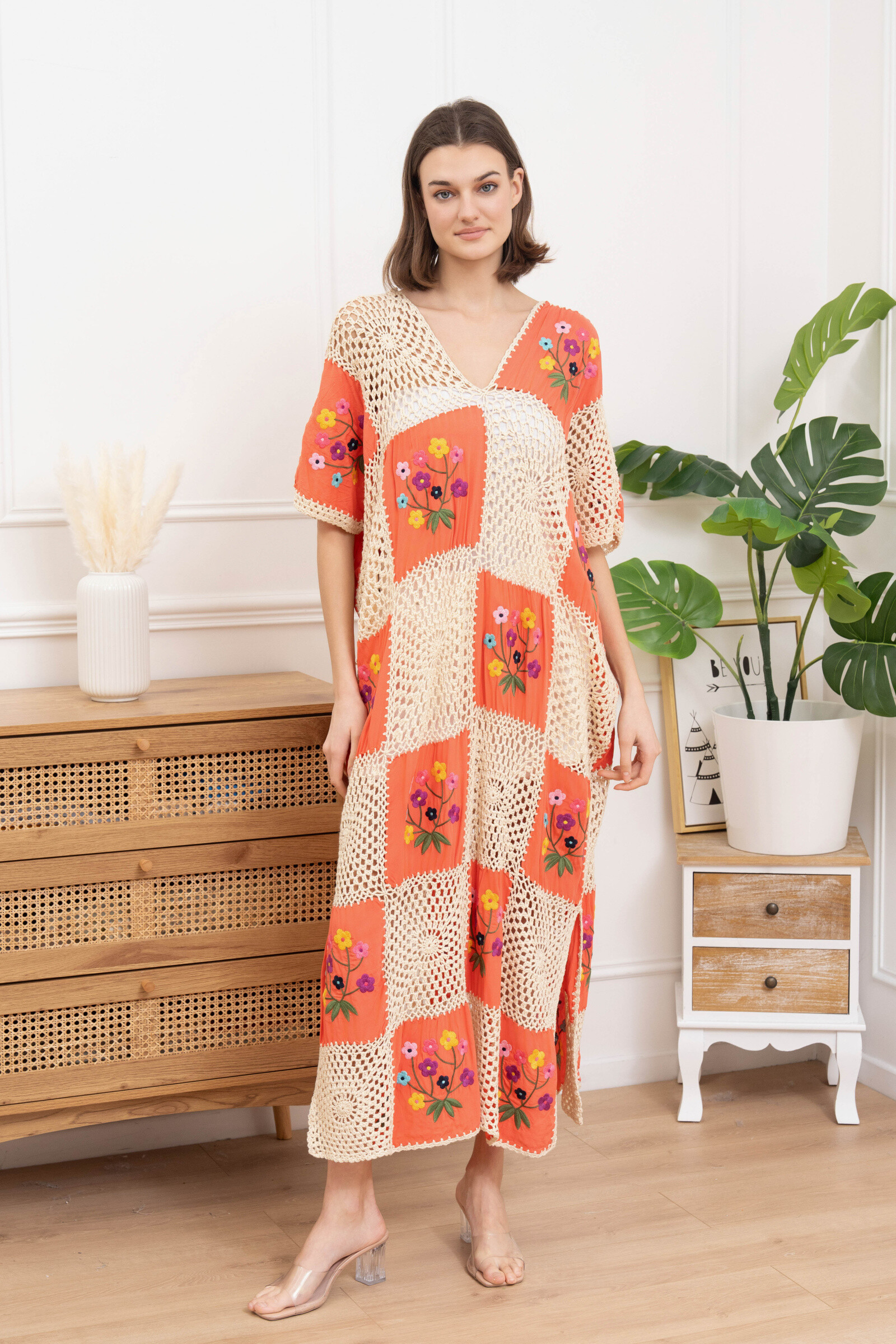 Grossiste GD Golden Days - Robe longue en crochet et tissu à motifs floraux sur fond orange, style