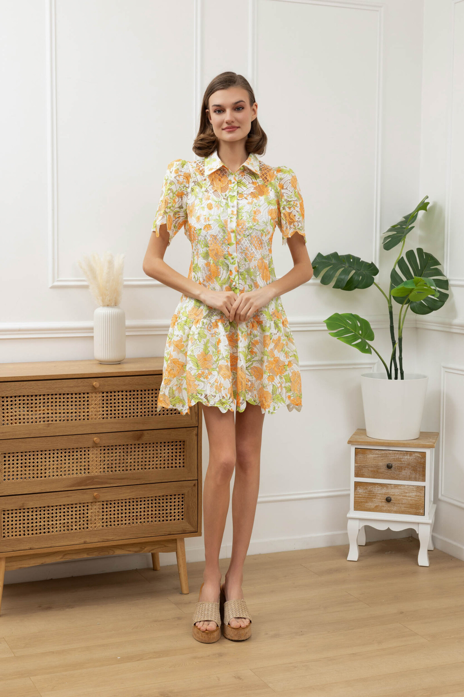 Grossiste GD Golden Days - Robe courte en dentelle florale orange et verte avec manches