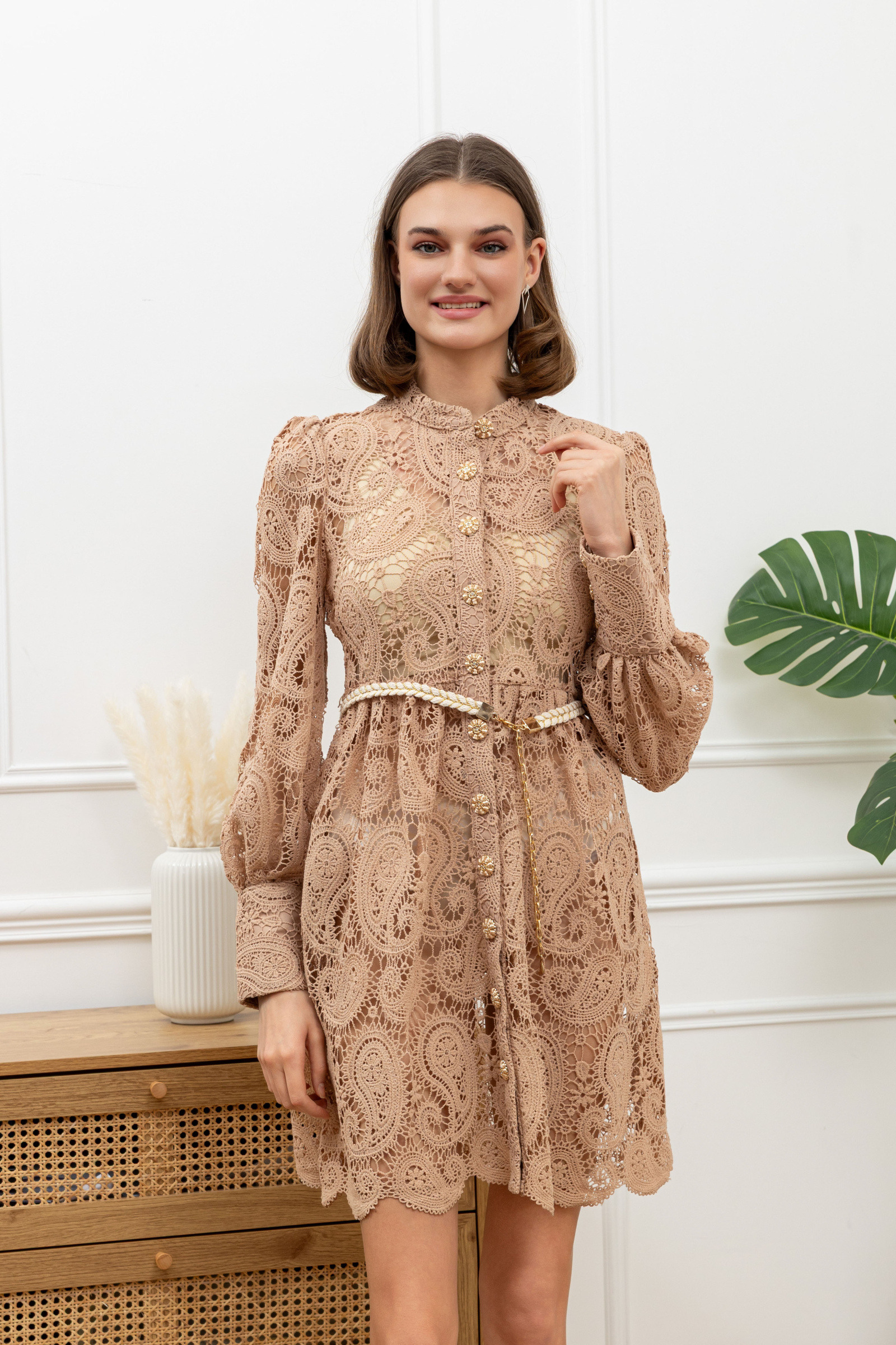 Grossiste Goldendays - Robe en dentelle chic à boutons dorés