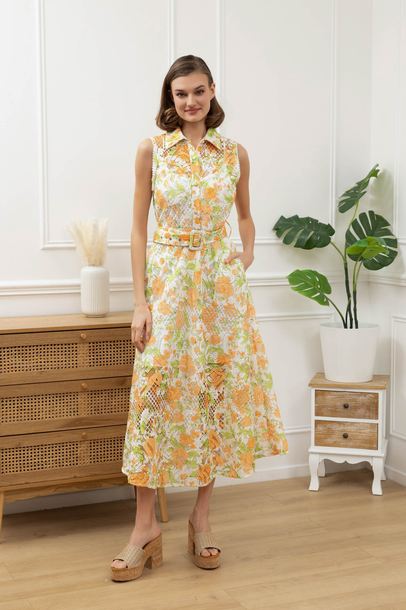 Grossiste GD Golden Days - Robe sans manches en dentelle brodée à motif floral orange et vert