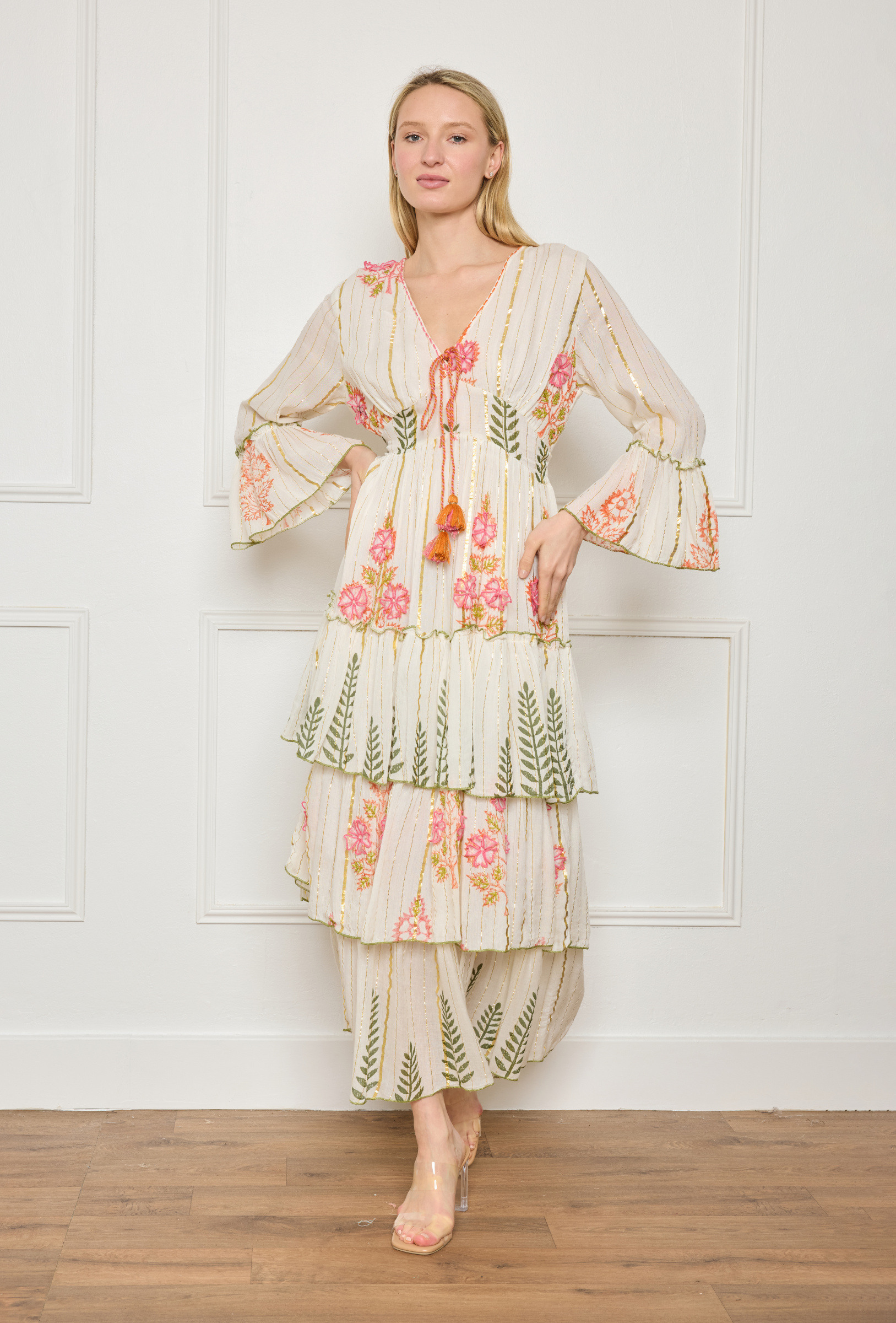 Grossiste Goldendays - Robe en dentelle chic à boutons dorés