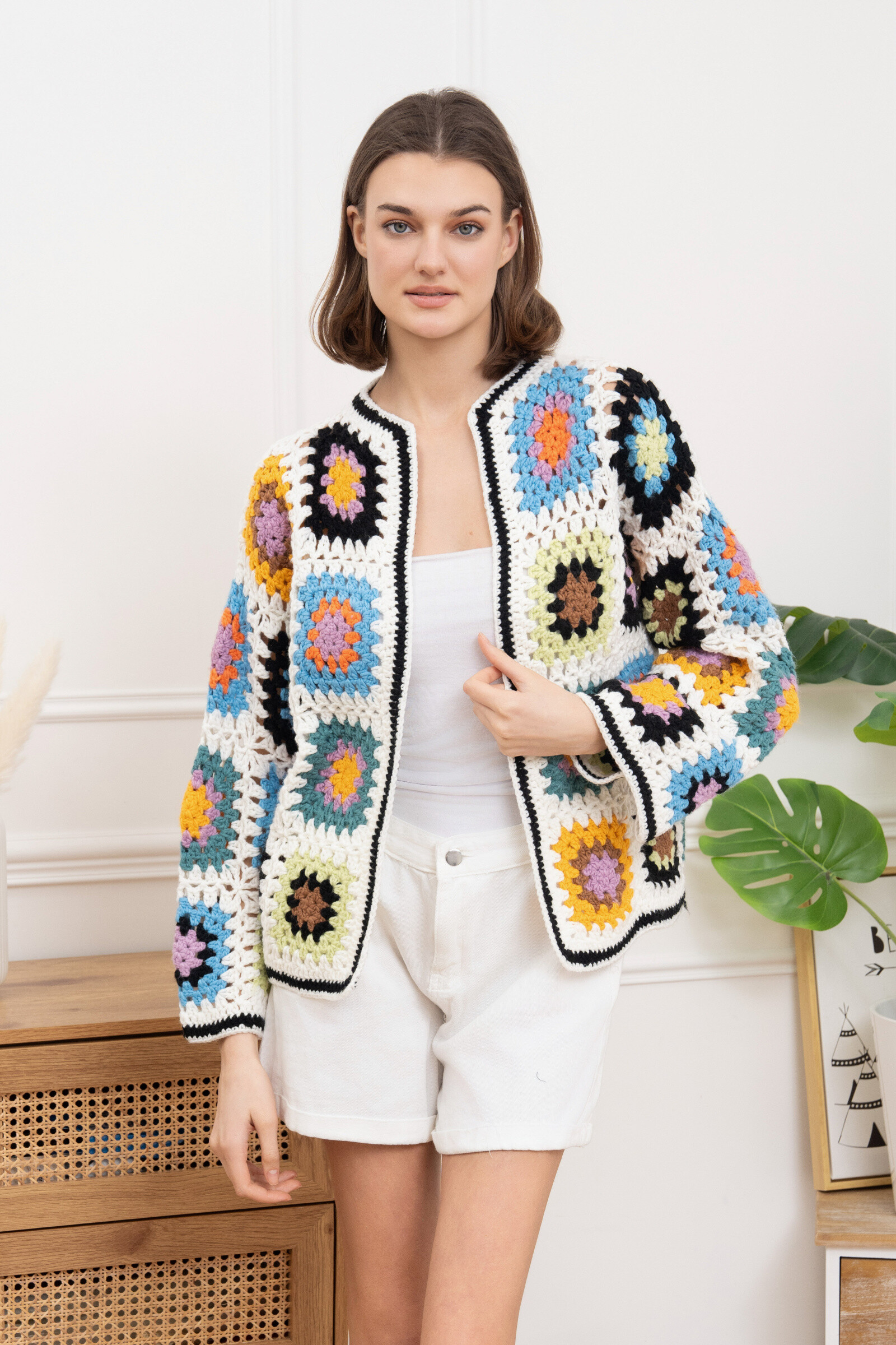Mayorista GD Golden Days - Chaleco de gancho multicolor en cuadrados de abuelas con estilo retro y artesanal.