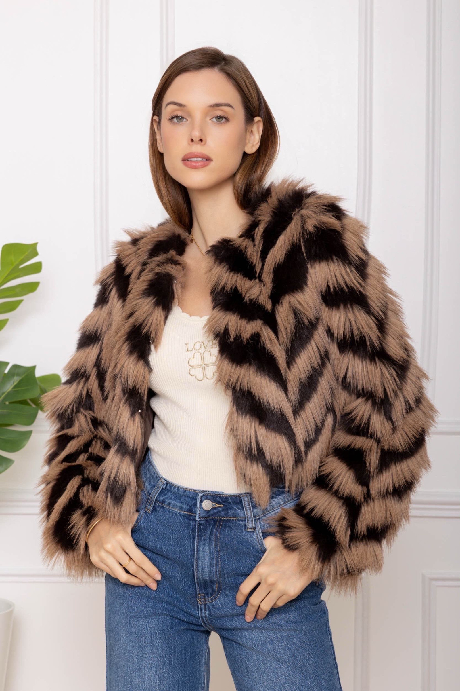 Grossiste Goldendays - Veste courte en fausse fourrure à motif chevrons