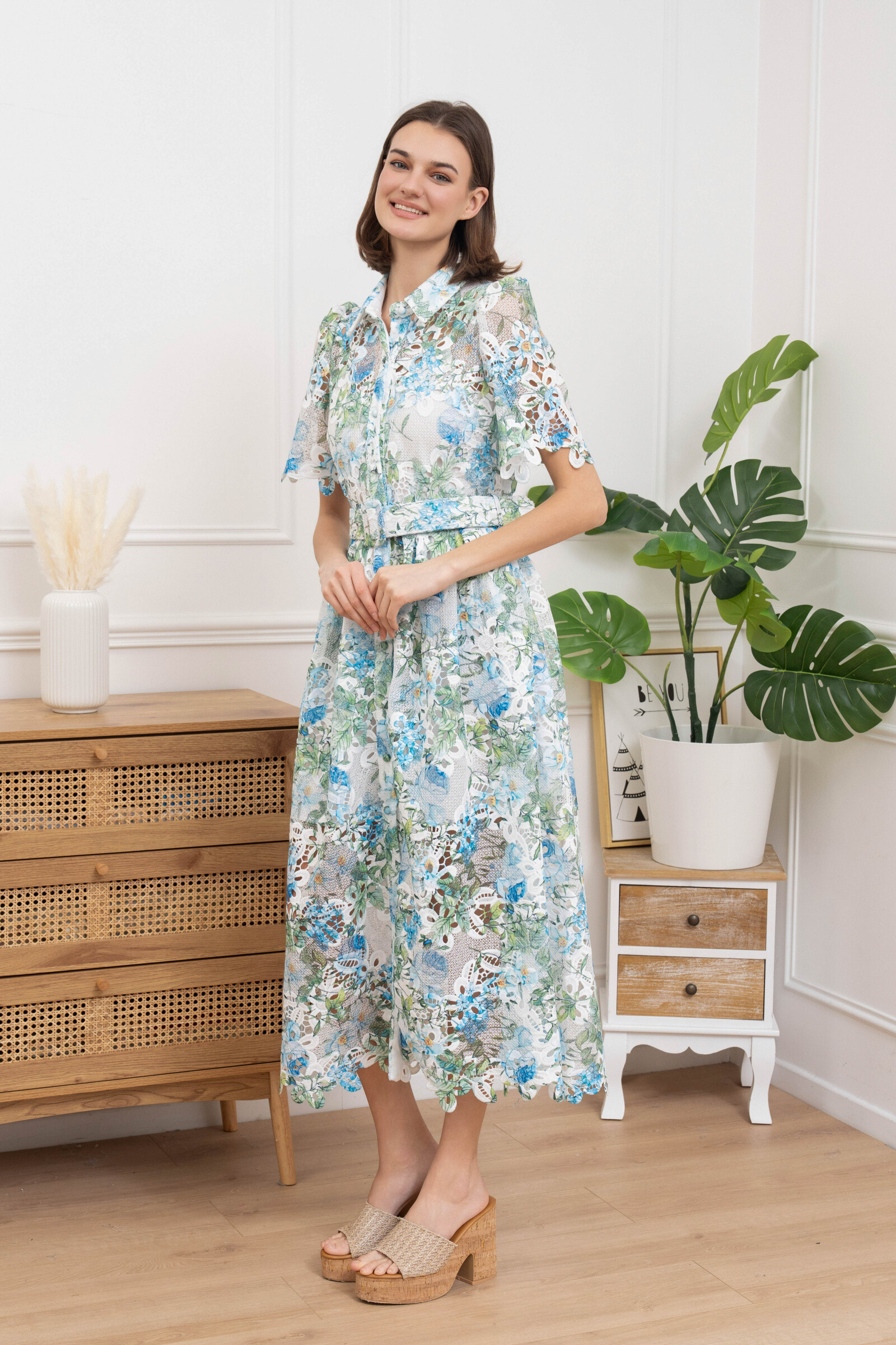 Grossiste GD Golden Days - Robe mi-longue en dentelle florale ajourée avec manches courtes