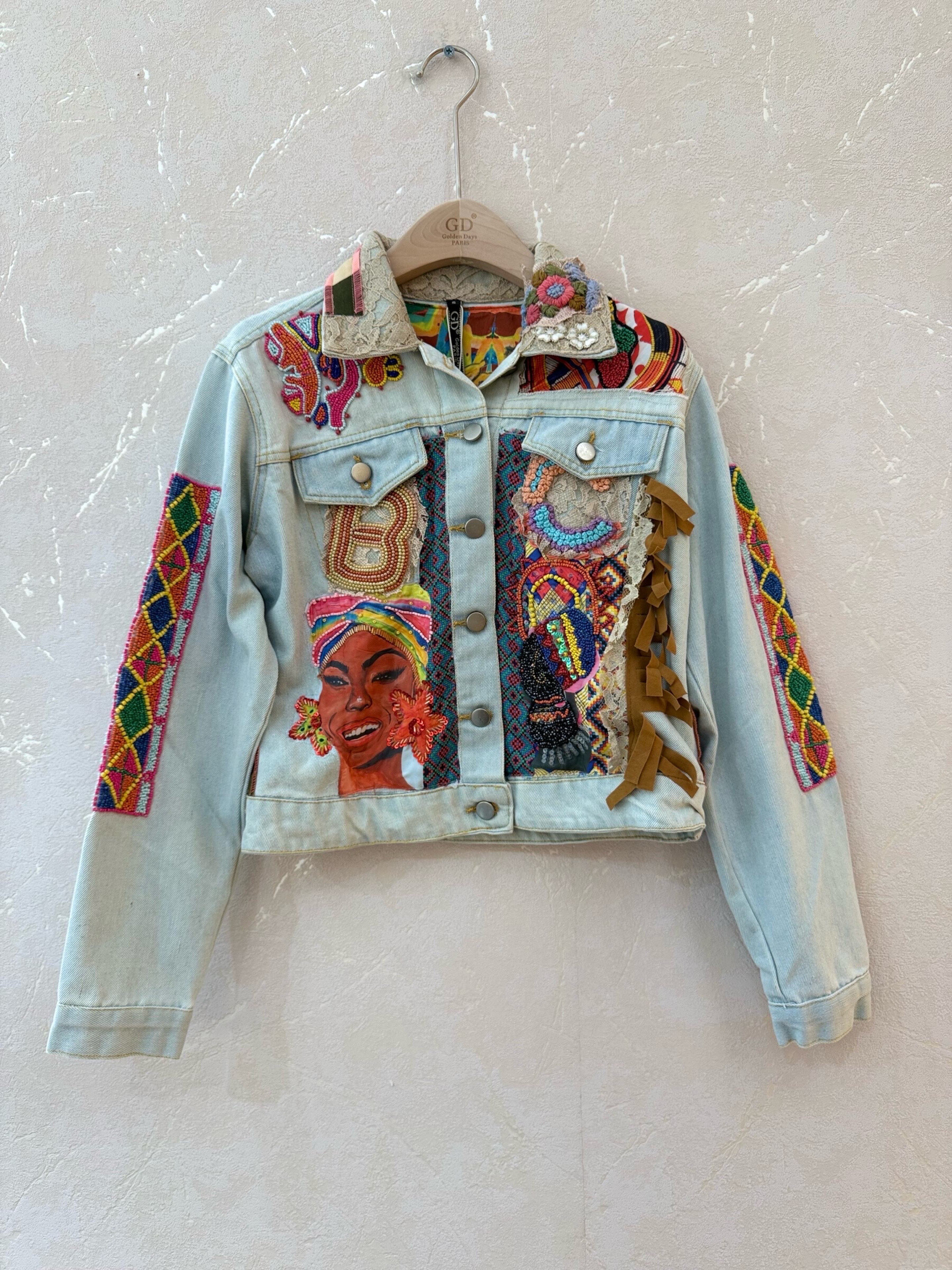 Grossista GD Golden Days - Giacca corta in denim ricamato con perle, pizzo e motivi dipinti a mano