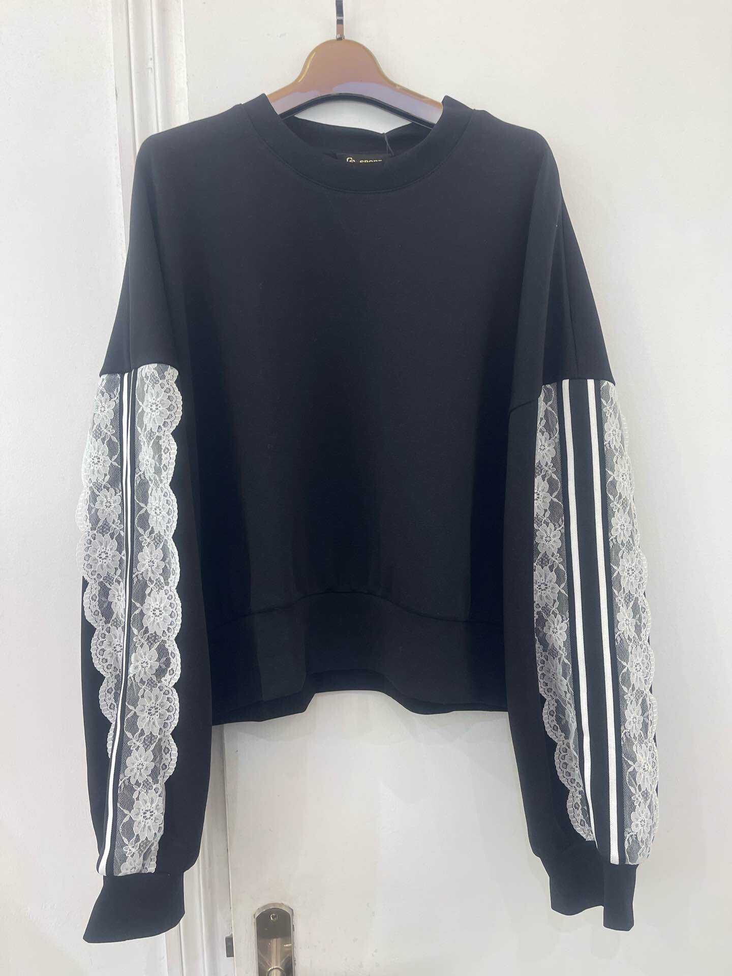 Wholesaler GG LUXE - Sweatshirt with lace on the sleeves