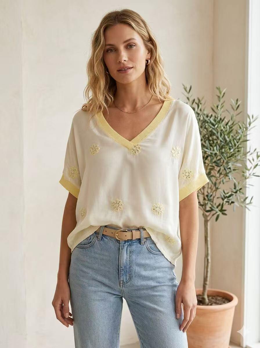 Wholesaler GI STUDIO - WOMEN'S SWEATER WITH SEQUIN FLOWER EMBROIDERY