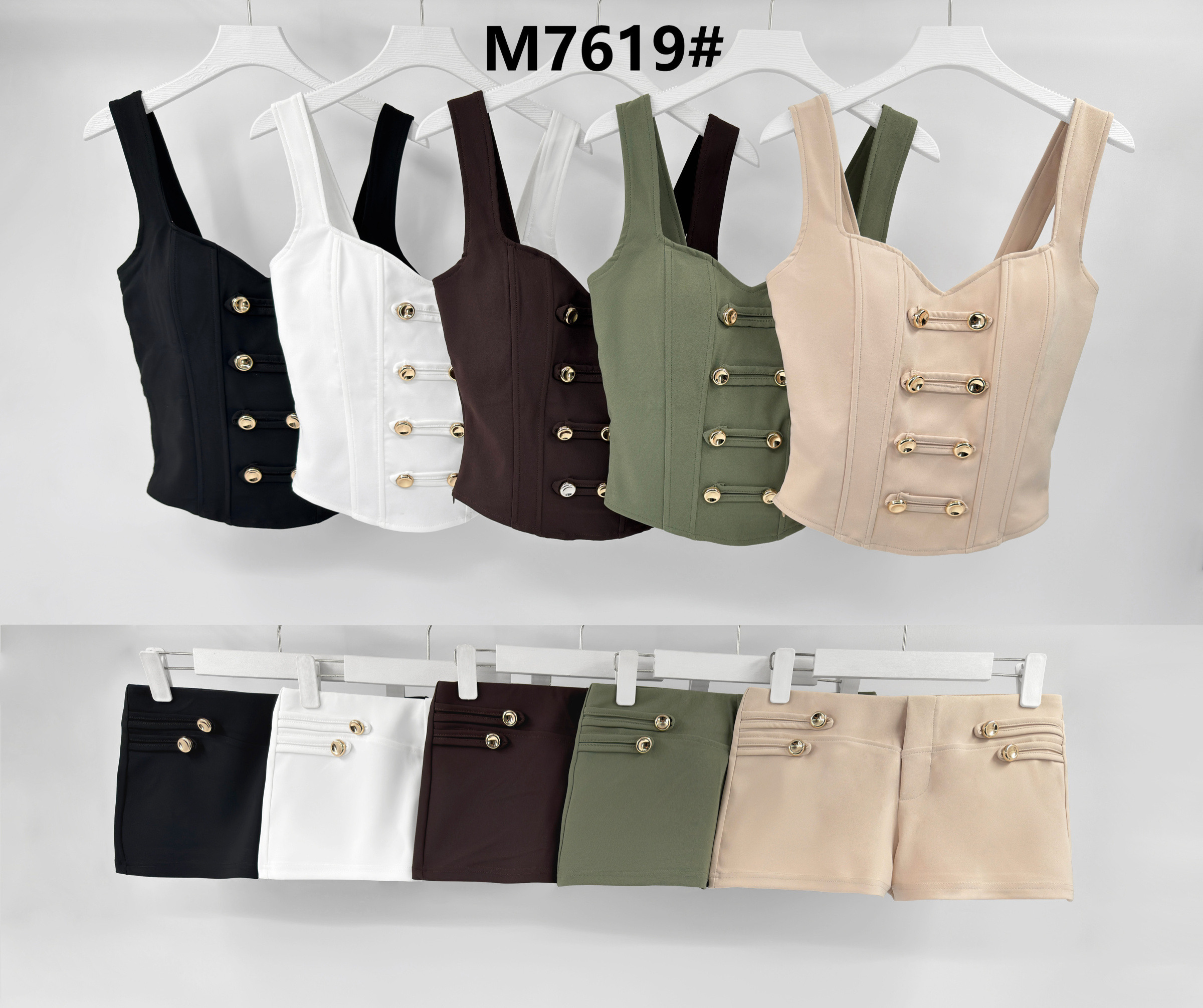 Grossiste Giorgia - Ensemble 2 Pièces d'Été pour Femme - Top Corset à Larges Bretelles et Mini-Short Moulant avec Boutons Dorés Style Officier Chic⁠