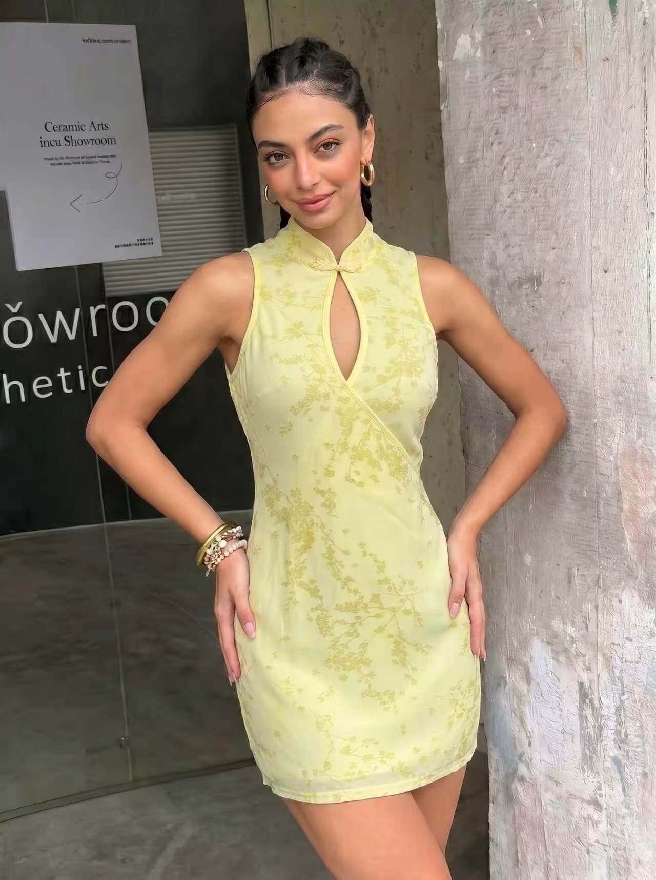 Grossiste Giorgia - Robe Courte Florale Chic avec Fermeture Grenouille