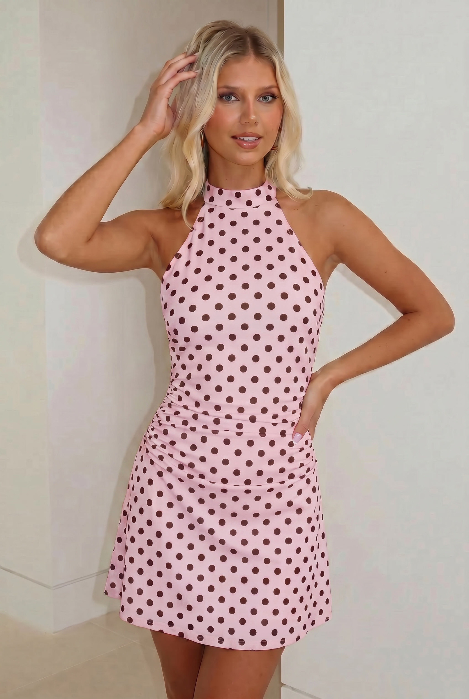 Grossiste Giorgia - Robe Licou à Pois Froncée : Coupe Moulante et Évasée Tendance
