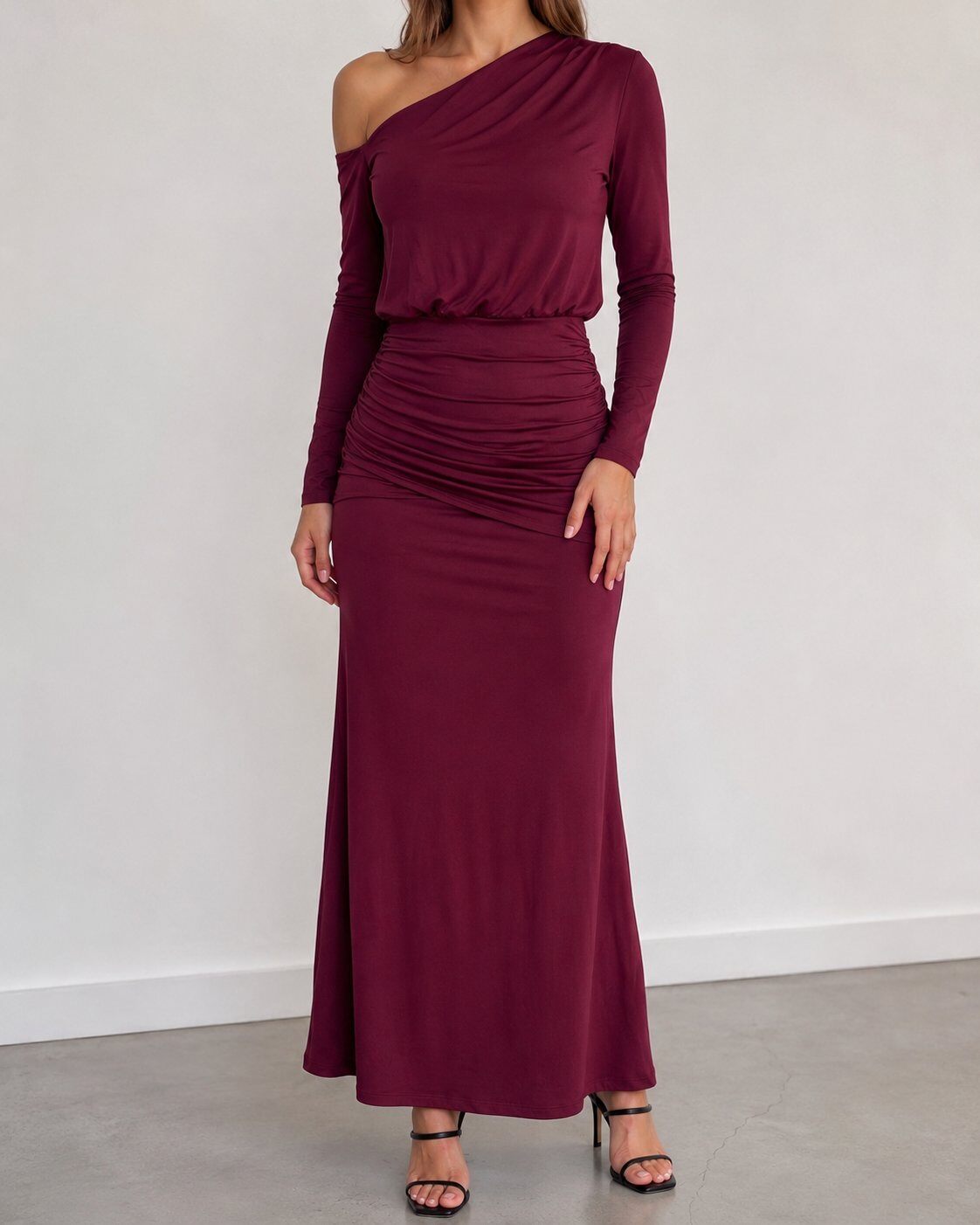 Wholesaler Giorgia - Elegant and form-fitting long dress: asymmetrical with one shoulder and long sleeves