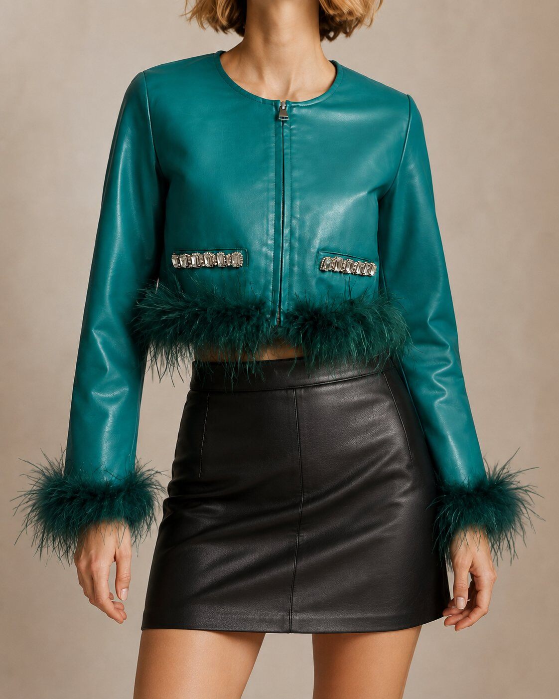 Grossiste Giorgia - Veste courte en simili cuir avec plumes et strass