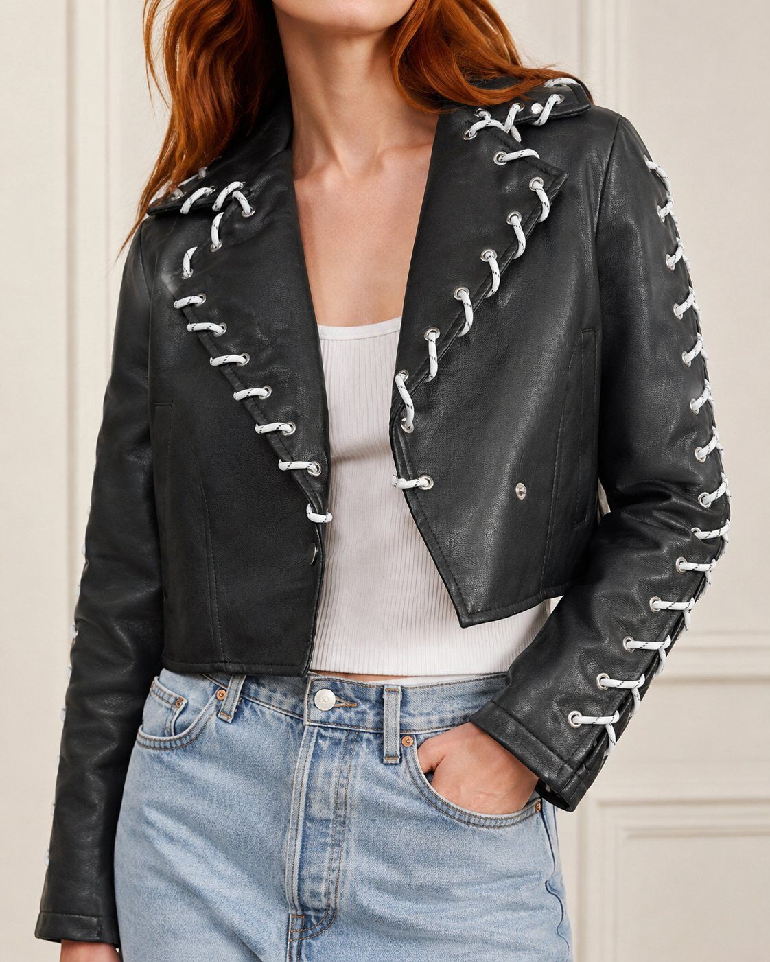 Großhändler Giorgia - Kurze Kunstlederjacke mit kontrastierenden Schnürungen