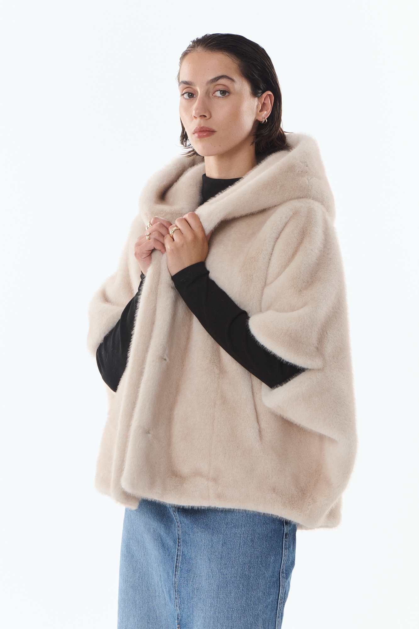 Grossista Giovanni Paris - Mantella con cappuccio in ecopelliccia, taglio ampio stile poncho, maniche 3/4, chiusura con bottoni invisibili