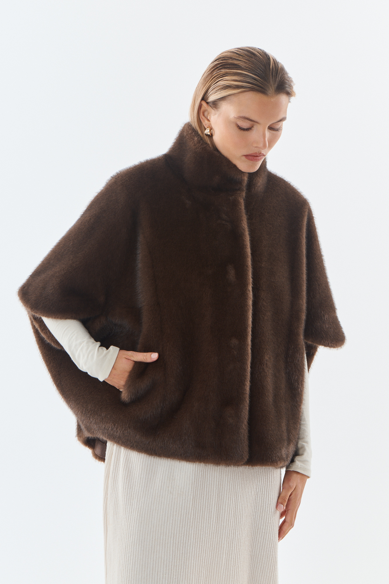 Grossista Giovanni Paris - Mantella in pelliccia sintetica con collo alto in peluche, chiusure a gancio e maniche drappeggiate