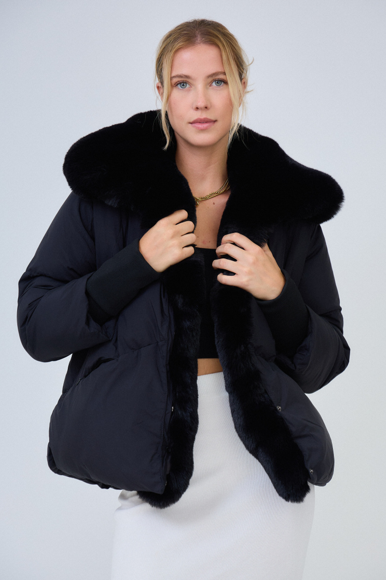 Grossiste Giovanni Paris - Doudoune courte avec col en fausse fourrure et boutons, style décontracté.