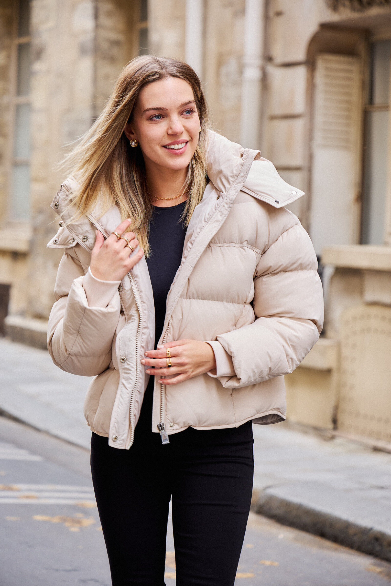 Großhändler Giovanni Paris - Kurze und warme Daunenjacke mit schlichtem Design und integrierter Kapuze