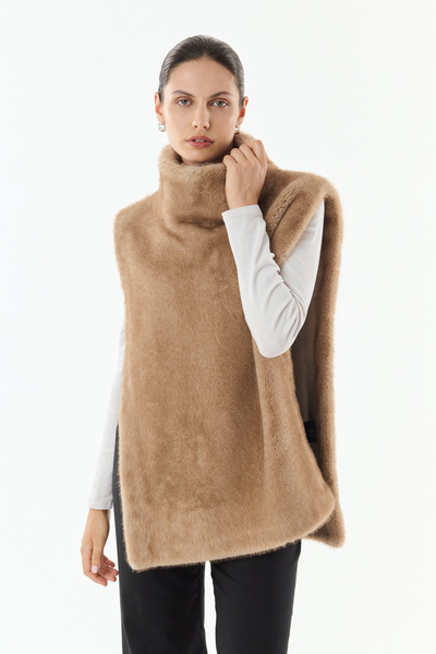 Grossiste Giovanni Paris - Gilet sans manches en fausse fourrure, coupe droite, grand col enveloppant haut Grossiste Giovanni Paris - Gilet sans manches en fausse fourrure, coupe droite, grand col enveloppant haut