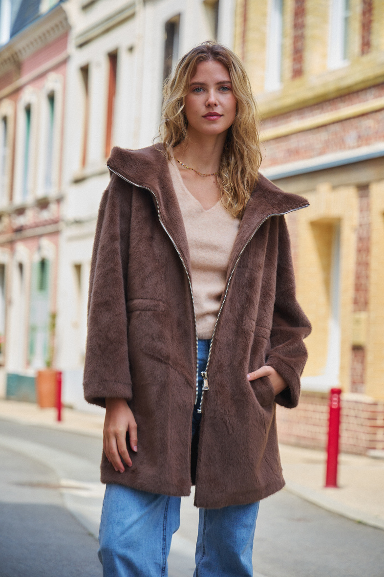Grossiste Giovanni Paris - Manteau en fausse fourrure mi longue avec capuche