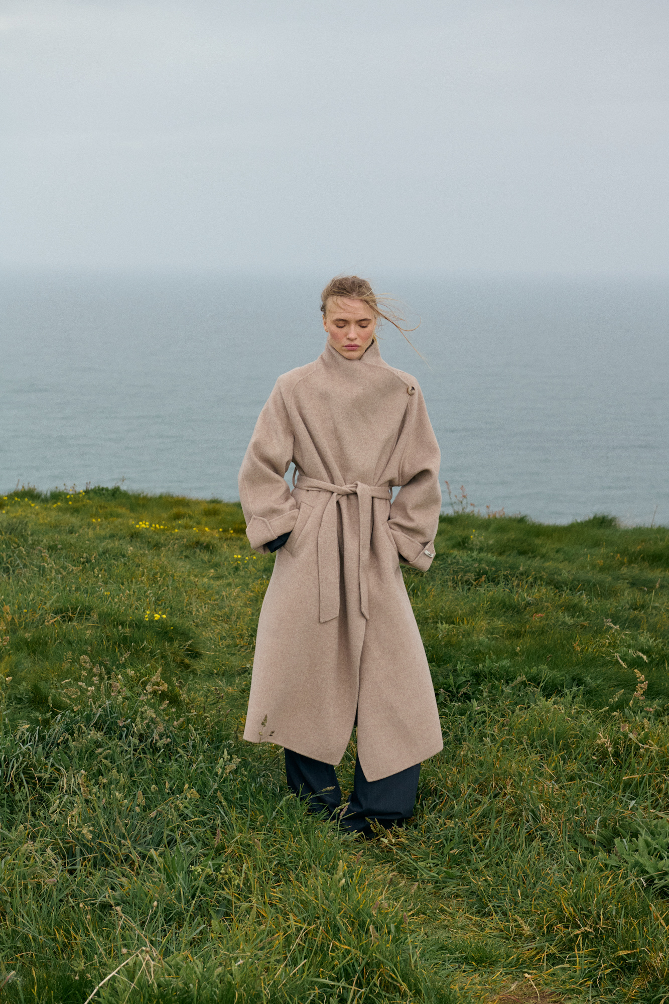 Grossiste Giovanni Paris - Manteau long en laine et cachemire mélangé, large col montant enveloppant et assymétrique, fermeture croisée avec ceinture à nouer, coupe oversize