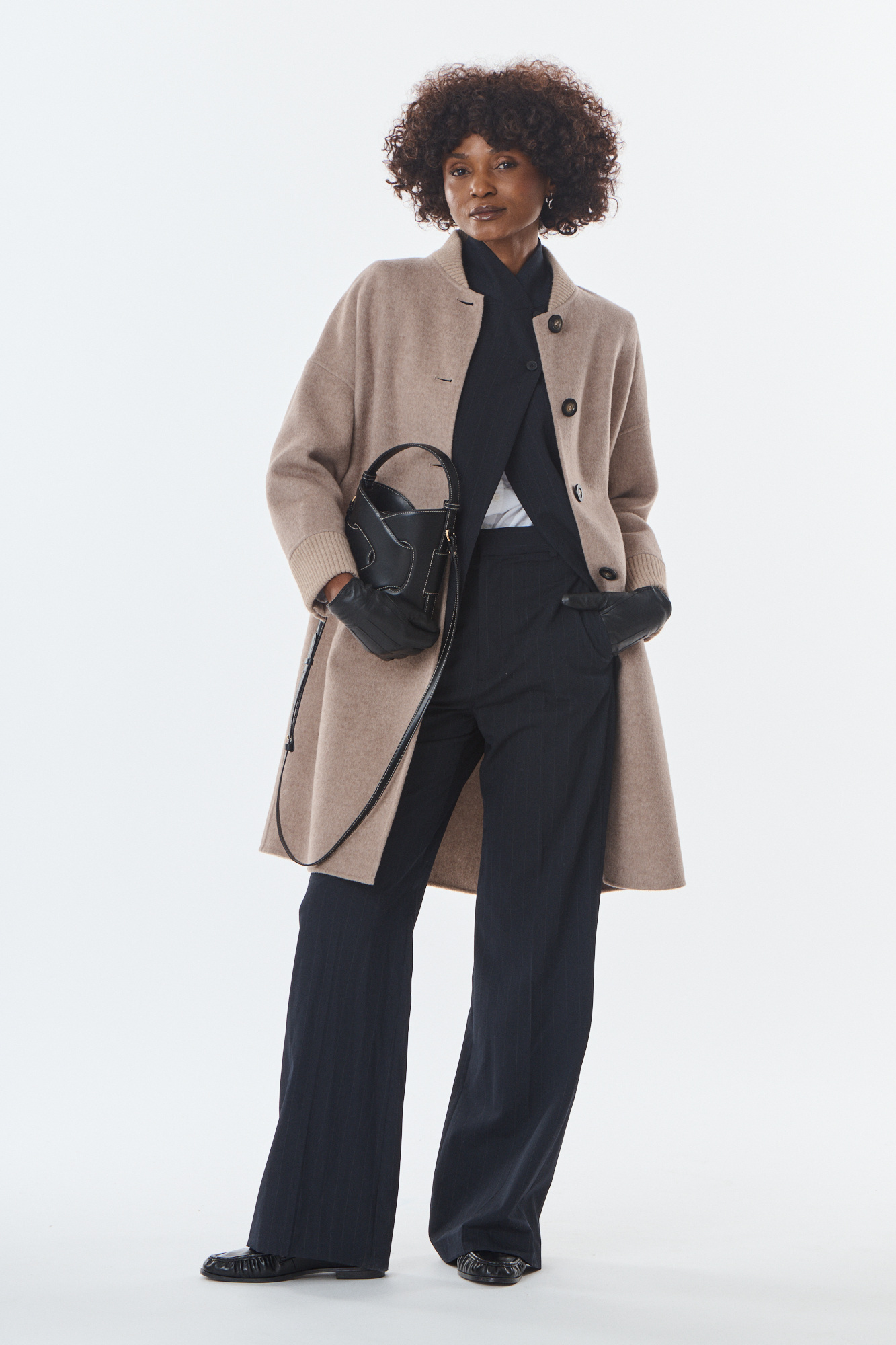 Grossiste Giovanni Paris - Manteau en laine et cachemire mélangé, col et poignets en maille côtelée, fermeture boutonnée, coupe droite légèrement oversize, détails structurés sur les manches avec boutons